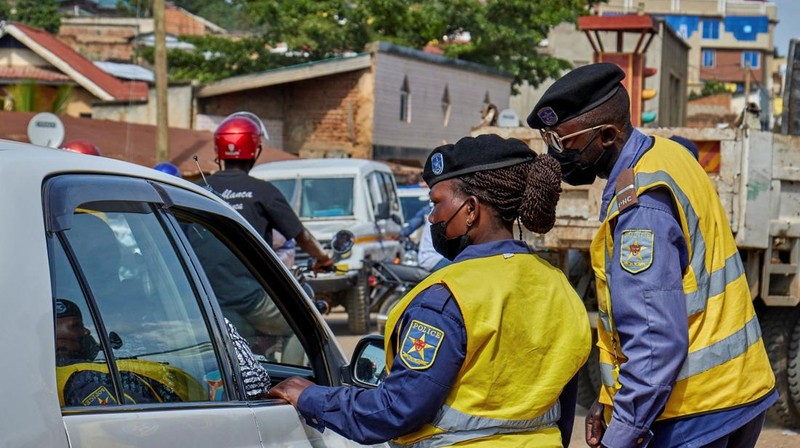 Petugas kesahatan dan pihak kepolisian meningkatkan upaya untuk menahan wabah Ebola baru yang melibatkan strain Bundibugyo, di Bunia, provinsi Ituri, Republik Demokratik Kongo, Rabu (20/5/2026). (REUTERS/Gradel Muyisa Mumbere)