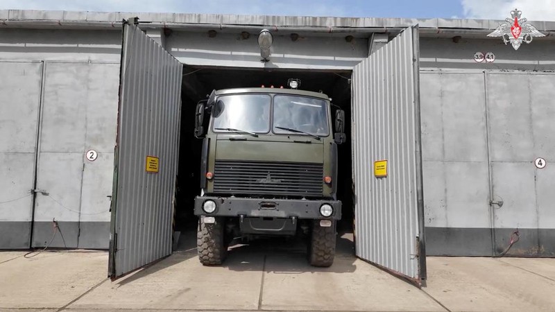 Sebuah truk militer meninggalkan depot selama latihan pasukan nuklir di lokasi yang tidak diketahui di Belarus, dalam gambar diam ini yang diambil dari rekaman yang dirilis pada 21 Mei 2026. Rusia mengirimkan amunisi nuklir ke fasilitas penyimpanan lapangan di Belarus sebagai bagian dari latihan nuklir besar-besaran, kata Kementerian Pertahanan Rusia pada hari Kamis.