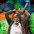 Seorang pekerja menurunkan karung berisi daun teh yang baru dipetik dari sebuah kendaraan di Perkebunan Teh Dunkeld di Hatton, Sri Lanka, 29 April 2026. (REUTERS/Akila Jayawardena)