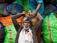 Seorang pekerja menurunkan karung berisi daun teh yang baru dipetik dari sebuah kendaraan di Perkebunan Teh Dunkeld di Hatton, Sri Lanka, 29 April 2026. (REUTERS/Akila Jayawardena)