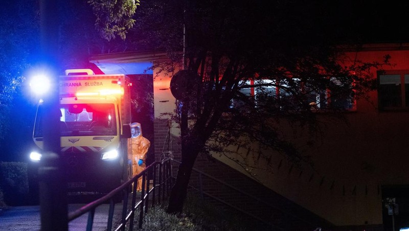 Seorang petugas kesehatan memindahkan pasien dari ambulans ke rumah sakit di Praha, Republik Ceko, Kamis (21/5/2026). (REUTERS/Eva Korinkova)