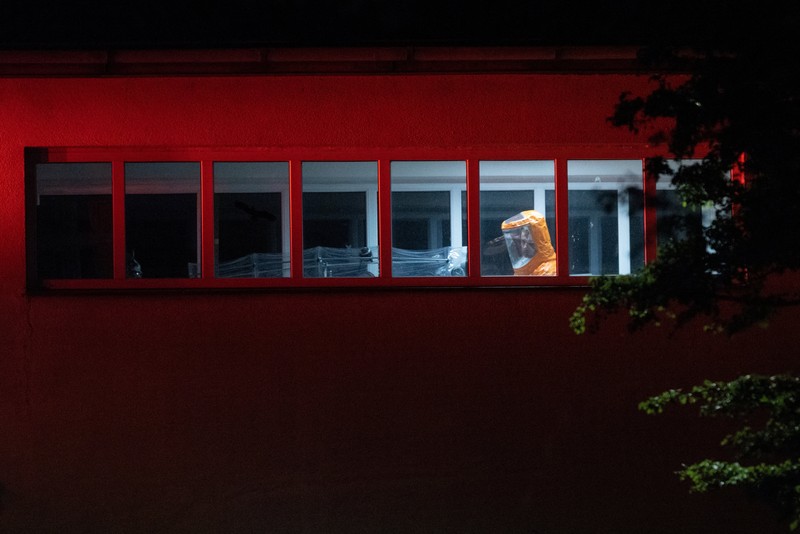 Petugas kesahatan dan pihak kepolisian meningkatkan upaya untuk menahan wabah Ebola baru yang melibatkan strain Bundibugyo, di Bunia, provinsi Ituri, Republik Demokratik Kongo, Rabu (20/5/2026). (REUTERS/Gradel Muyisa Mumbere)