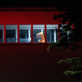Seorang petugas kesehatan memindahkan pasien dari ambulans ke rumah sakit di Praha, Republik Ceko, Kamis (21/5/2026). (REUTERS/Eva Korinkova)