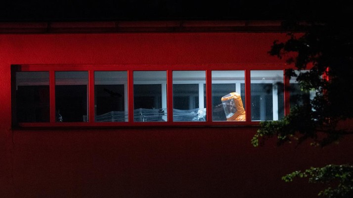 Seorang petugas kesehatan memindahkan pasien dari ambulans ke rumah sakit di Praha, Republik Ceko, Kamis (21/5/2026). (REUTERS/Eva Korinkova)