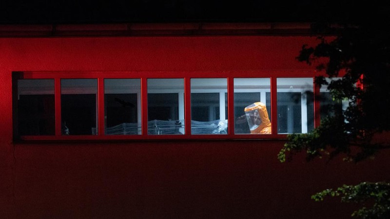 Seorang petugas kesehatan memindahkan pasien dari ambulans ke rumah sakit di Praha, Republik Ceko, Kamis (21/5/2026). (REUTERS/Eva Korinkova)