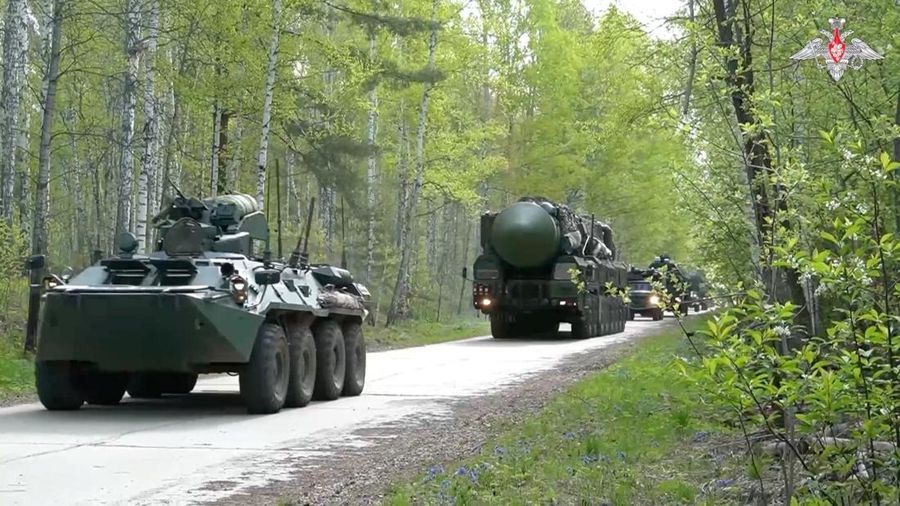 Unit sistem rudal strategis bergerak Rusia melaju selama latihan pasukan nuklir di lokasi yang tidak diketahui di Rusia, dalam gambar diam ini yang diambil dari rekaman yang dirilis pada 21 Mei 2026.