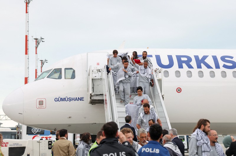 Aktivis dari armada bantuan kemanusiaan Global Sumud Flotilla yang sempat ditahan Israel di perairan internasional Senin kemarin mulai dideportasi dari Tel Aviv. Kini, para aktivis tersebut telah tiba di Istanbul, Kamis (221/5/2026). (REUTERS/Murad Sezer)