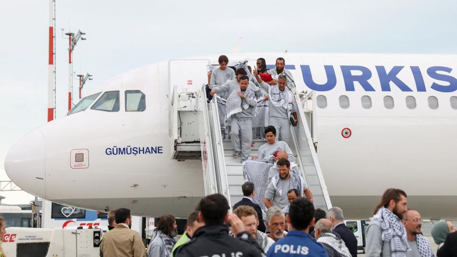 Aktivis dari armada support kemanusiaan Global Sumud Flotilla nan sempat ditahan Israel di perairan internasional Senin kemarin mulai dideportasi dari Tel Aviv. Kini, para aktivis tersebut telah tiba di Istanbul, Kamis (221/5/2026). (REUTERS/Murad S
