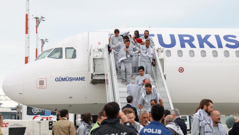 Aktivis dari armada bantuan kemanusiaan Global Sumud Flotilla yang sempat ditahan Israel di perairan internasional Senin kemarin mulai dideportasi dari Tel Aviv. Kini, para aktivis tersebut telah tiba di Istanbul, Kamis (221/5/2026). (REUTERS/Murad S