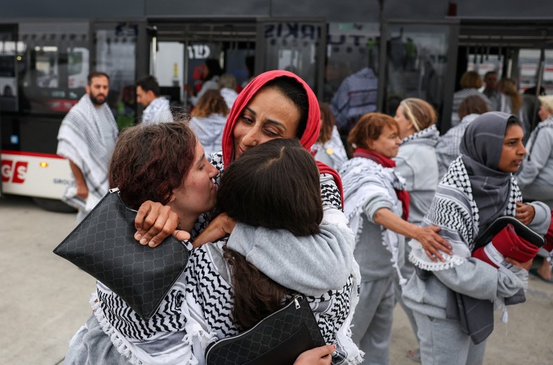Aktivis dari armada bantuan kemanusiaan Global Sumud Flotilla yang sempat ditahan Israel di perairan internasional Senin kemarin mulai dideportasi dari Tel Aviv. Kini, para aktivis tersebut telah tiba di Istanbul, Kamis (221/5/2026). (REUTERS/Murad Sezer)