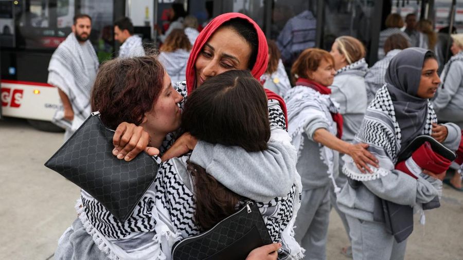 Aktivis dari armada support kemanusiaan Global Sumud Flotilla nan sempat ditahan Israel di perairan internasional Senin kemarin mulai dideportasi dari Tel Aviv. Kini, para aktivis tersebut telah tiba di Istanbul, Kamis (221/5/2026). (REUTERS/Murad S