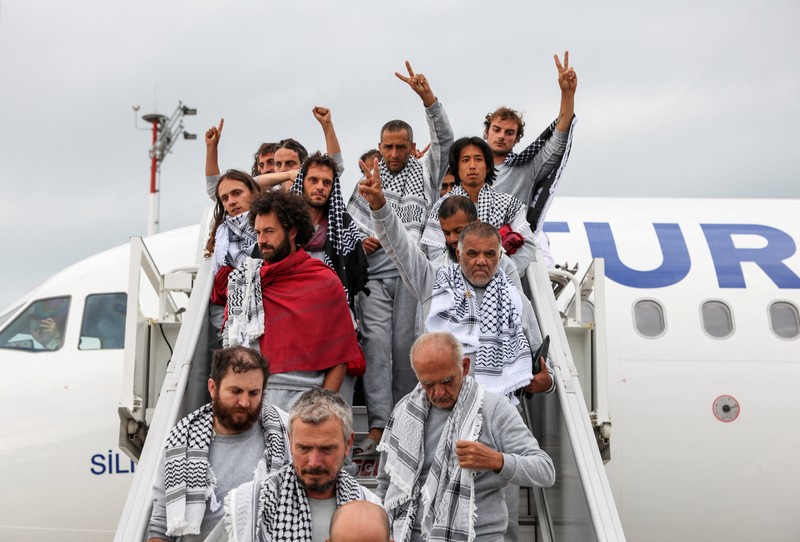 Aktivis dari armada bantuan kemanusiaan Global Sumud Flotilla yang sempat ditahan Israel di perairan internasional Senin kemarin mulai dideportasi dari Tel Aviv. Kini, para aktivis tersebut telah tiba di Istanbul, Kamis (221/5/2026). (REUTERS/Murad Sezer)