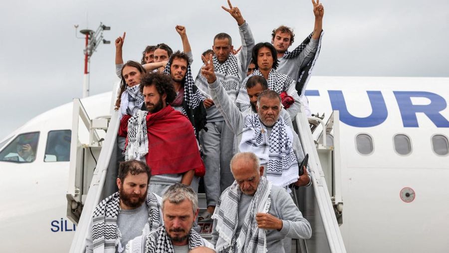 Aktivis dari armada support kemanusiaan Global Sumud Flotilla nan sempat ditahan Israel di perairan internasional Senin kemarin mulai dideportasi dari Tel Aviv. Kini, para aktivis tersebut telah tiba di Istanbul, Kamis (221/5/2026). (REUTERS/Murad S