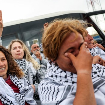 Aktivis dari armada bantuan kemanusiaan Global Sumud Flotilla yang sempat ditahan Israel di perairan internasional Senin kemarin mulai dideportasi dari Tel Aviv. Kini, para aktivis tersebut telah tiba di Istanbul, Kamis (221/5/2026). (REUTERS/Murad S