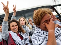 Aktivis dari armada bantuan kemanusiaan Global Sumud Flotilla yang sempat ditahan Israel di perairan internasional Senin kemarin mulai dideportasi dari Tel Aviv. Kini, para aktivis tersebut telah tiba di Istanbul, Kamis (221/5/2026). (REUTERS/Murad S