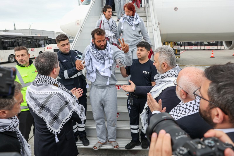 Aktivis dari armada bantuan kemanusiaan Global Sumud Flotilla yang sempat ditahan Israel di perairan internasional Senin kemarin mulai dideportasi dari Tel Aviv. Kini, para aktivis tersebut telah tiba di Istanbul, Kamis (221/5/2026). (REUTERS/Murad Sezer)