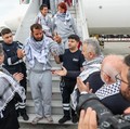 Aktivis dari armada bantuan kemanusiaan Global Sumud Flotilla yang sempat ditahan Israel di perairan internasional Senin kemarin mulai dideportasi dari Tel Aviv. Kini, para aktivis tersebut telah tiba di Istanbul, Kamis (221/5/2026). (REUTERS/Murad S