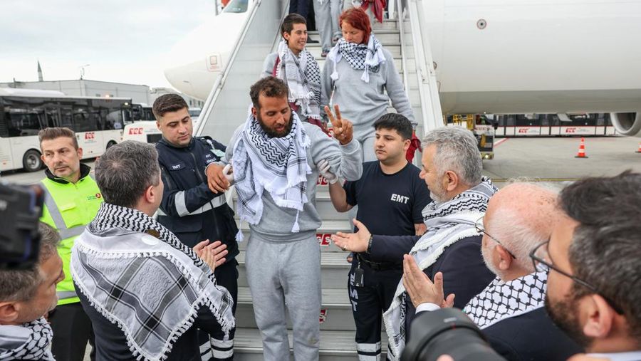 Aktivis dari armada bantuan kemanusiaan Global Sumud Flotilla yang sempat ditahan Israel di perairan internasional Senin kemarin mulai dideportasi dari Tel Aviv. Kini, para aktivis tersebut telah tiba di Istanbul, Kamis (221/5/2026). (REUTERS/Murad S