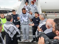 Aktivis dari armada bantuan kemanusiaan Global Sumud Flotilla yang sempat ditahan Israel di perairan internasional Senin kemarin mulai dideportasi dari Tel Aviv. Kini, para aktivis tersebut telah tiba di Istanbul, Kamis (221/5/2026). (REUTERS/Murad S