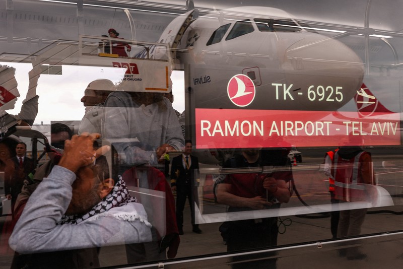 Aktivis dari armada bantuan kemanusiaan Global Sumud Flotilla yang sempat ditahan Israel di perairan internasional Senin kemarin mulai dideportasi dari Tel Aviv. Kini, para aktivis tersebut telah tiba di Istanbul, Kamis (221/5/2026). (REUTERS/Murad Sezer)