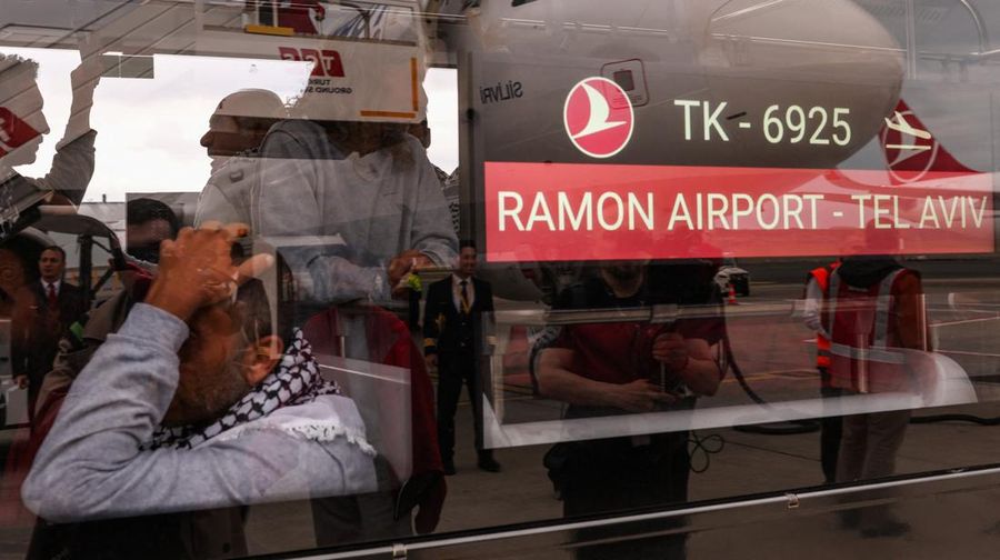 Aktivis dari armada support kemanusiaan Global Sumud Flotilla nan sempat ditahan Israel di perairan internasional Senin kemarin mulai dideportasi dari Tel Aviv. Kini, para aktivis tersebut telah tiba di Istanbul, Kamis (221/5/2026). (REUTERS/Murad S