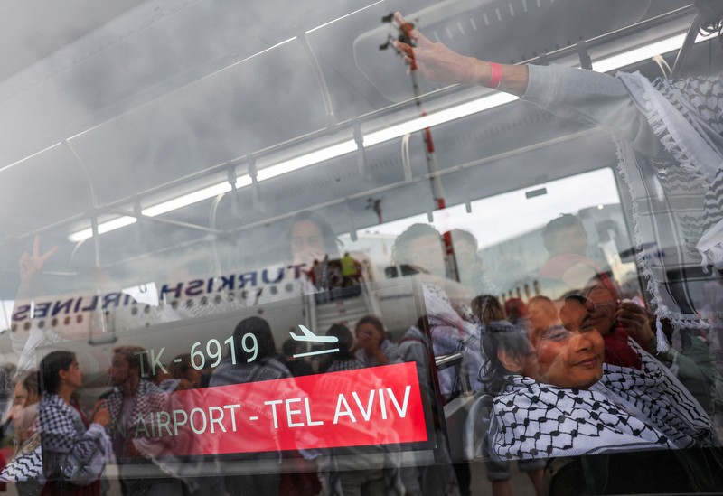 Aktivis dari armada bantuan kemanusiaan Global Sumud Flotilla yang sempat ditahan Israel di perairan internasional Senin kemarin mulai dideportasi dari Tel Aviv. Kini, para aktivis tersebut telah tiba di Istanbul, Kamis (221/5/2026). (REUTERS/Murad Sezer)
