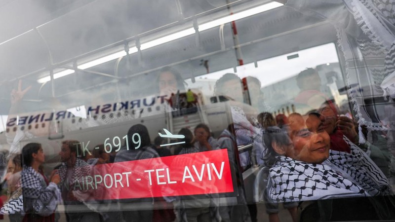 Aktivis dari armada bantuan kemanusiaan Global Sumud Flotilla yang sempat ditahan Israel di perairan internasional Senin kemarin mulai dideportasi dari Tel Aviv. Kini, para aktivis tersebut telah tiba di Istanbul, Kamis (221/5/2026). (REUTERS/Murad S