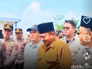 Anggota DPRD Bangkalan Senyum-senyum Saat Didemo Anak Sendiri