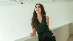 Anne Hathaway Ternyata Idap Katarak Dini, Mata Kirinya Hampir Buta Total