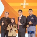 Audience berfoto bersama Menteri Keuangan RI, Purbaya Yudhi Sadewa dan Chairman & Founder CT Corp, Chairul Tanjung usai menyampaikan pertanyaan dalam Jogja Financial Festival 2026 di Jogja Expo Center (JEC), Yogyakarta, DIY, Jumat (22/5/2026). (CNBC