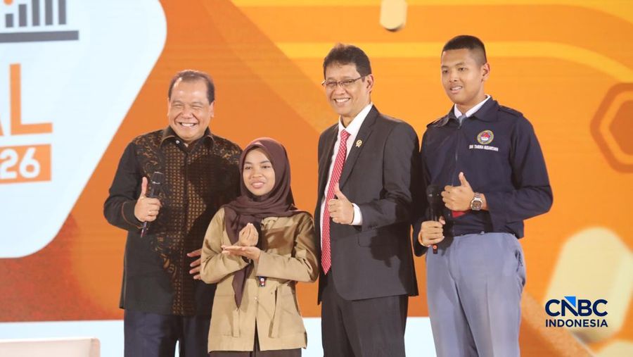 Audience berfoto bersama Menteri Keuangan RI, Purbaya Yudhi Sadewa dan Chairman & Founder CT Corp, Chairul Tanjung usai menyampaikan pertanyaan dalam Jogja Financial Festival 2026 di Jogja Expo Center (JEC), Yogyakarta, DIY, Jumat (22/5/2026). (CNBC