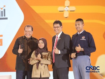 Audience berfoto bersama Menteri Keuangan RI, Purbaya Yudhi Sadewa dan Chairman & Founder CT Corp, Chairul Tanjung usai menyampaikan pertanyaan dalam Jogja Financial Festival 2026 di Jogja Expo Center (JEC), Yogyakarta, DIY, Jumat (22/5/2026). (CNBC
