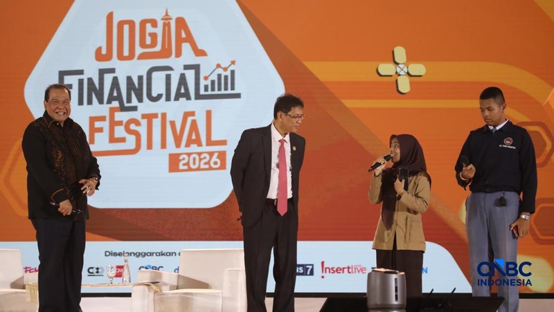 Audience menyampaikan pertanyaan kepada Menteri Keuangan RI, Purbaya Yudhi Sadewa dalam Jogja Financial Festival 2026 di Jogja Expo Center (JEC), Yogyakarta, DIY, Jumat (22/5/2026).