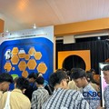 Booth Lembaga Penjamin Simpanan (LPS) di Jogja Financial Festival 2026 dipadati oleh para siswa SMA asal Yogyakarta. Selama mengunjungi booth tersebut, mereka berkesempatan mendapat ilmu baru dari LPS. (CNBC Indonesia/Elga Nurmutia)