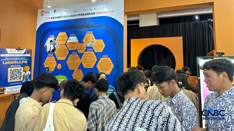 Booth Lembaga Penjamin Simpanan (LPS) di Jogja Financial Festival 2026 dipadati oleh para siswa SMA asal Yogyakarta. Selama mengunjungi booth tersebut, mereka berkesempatan mendapat ilmu baru dari LPS. (CNBC Indonesia/Elga Nurmutia)