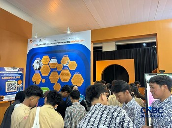 Booth Lembaga Penjamin Simpanan (LPS) di Jogja Financial Festival 2026 dipadati oleh para siswa SMA asal Yogyakarta. Selama mengunjungi booth tersebut, mereka berkesempatan mendapat ilmu baru dari LPS. (CNBC Indonesia/Elga Nurmutia)