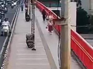 Warga Palembang Terekam CCTV Buang Sampah ke Sungai Musi Kena Sanksi