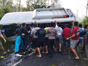Video: Bus Angkut 20 Jemaat Gereja Terguling di Minsel gegara Jalan Rusak