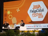 Chairman & Founder CT Corp, Chairul Tanjung saat menyampaikan pemaparan dalam Jogja Financial Festival 2026 di Jogja Expo Center (JEC), Yogyakarta, DIY, Jumat (22/5/2026). (CNBC Indonesia/Faisal Rahman)