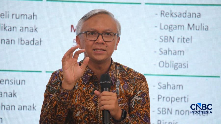 Direktur Pembiayaan Syariah, Djppr Kementerian Keuangan, Deni Ridwan saat menyampaikan pemaparan dalam sesi Educational Class di acara Jogja Financial Festival 2026 di Jogja Expo Center (JEC), Yogyakarta, Jumat (22/5/2026). (CNBC Indonesia/Faisal Rah