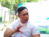 Direktur Utama Perum Bulog Ahmad Rizal Ramdhani saat konferensi pers di Jakarta, Jumat (22/5/2026). (CNBC Indonesia/Martyasari Rizky)