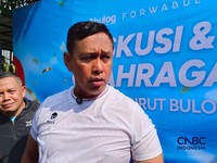Direktur Utama Perum Bulog Ahmad Rizal Ramdhani saat konferensi pers di Jakarta, Jumat (22/5/2026). (CNBC Indonesia/Martyasari Rizky)