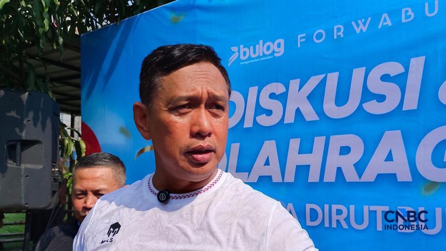 Direktur Utama Perum Bulog Ahmad Rizal Ramdhani saat konferensi pers di Jakarta, Jumat (22/5/2026). (CNBC Indonesia/Martyasari Rizky)