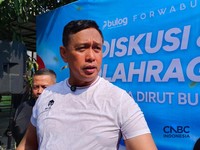 Direktur Utama Perum Bulog Ahmad Rizal Ramdhani saat konferensi pers di Jakarta, Jumat (22/5/2026). (CNBC Indonesia/Martyasari Rizky)