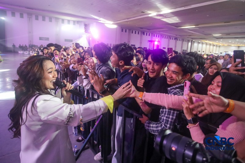 Penampilan musisi Ari Lasso dalam acara Jogja Financial Festival 2026 di Jogja Expo Center (JEC), Yogyakarta, Jawa Tengah, Jumat (22/5/2026). (CNBC Indonesia/Faisal Rahman)