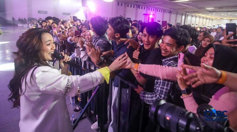 Happy Asmara menyapa para audience dalam konser Jogja Financial Festival 2026 di Jogja Expo Center (JEC), Yogyakarta, Jawa Tengah, Jumat (22/5/2026). (CNBC Indonesia/Faisal Rahman)