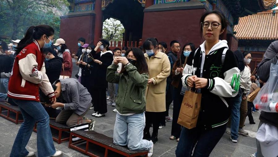 Ilustrasi anak muda di China. (REUTERS/Tingshu Wang)