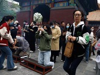 Ilustrasi anak muda di China. (REUTERS/Tingshu Wang)