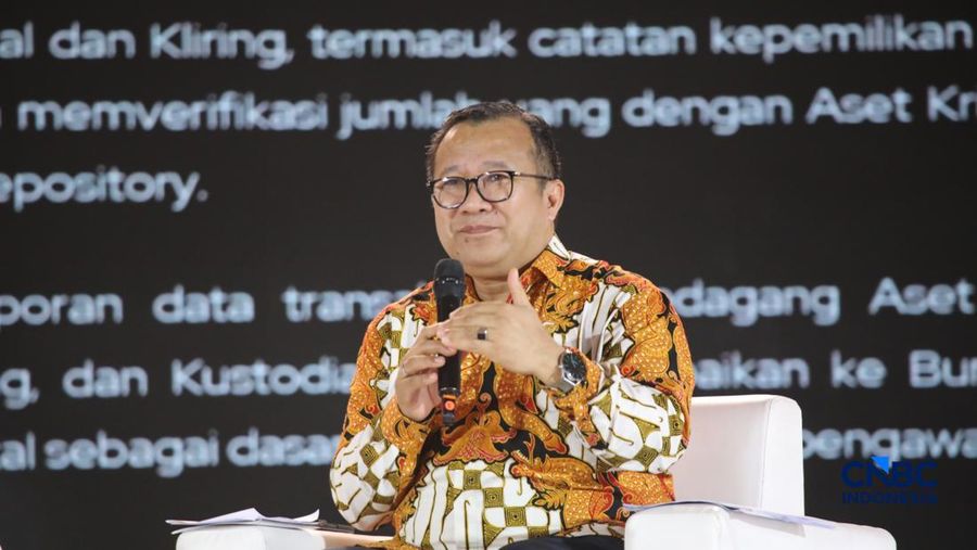 Kepala Eksekutif Pengawas Inovasi Teknologi Sektor Keuangan, Aset Keuangan Digital, dan Aset Kripto (ADK IAKD) OJK, Adi Budiarso saat menyampaikan pemaparan dalam Jogja Financial Festival 2026 di Jogja Expo Center (JEC), Yogyakarta, DIY, Jumat (22/5/
