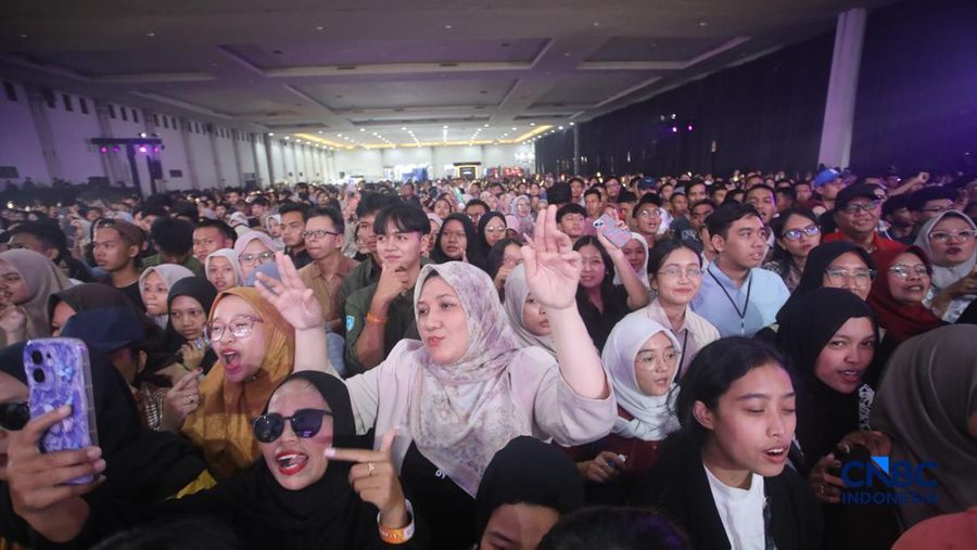 Keseruan penonton dalam Konser Jogja Financial Festival 2026 di Jogja Expo Center (JEC), Yogyakarta, Jawa Tengah, Jumat (22/5/2026). (CNBC Indonesia/Faisal Rahman)